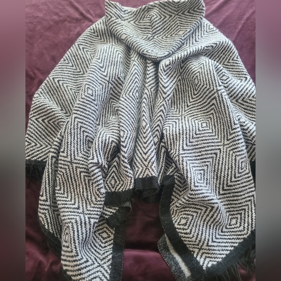 NEW YORK Andrew Mark beautiful Poncho w/hood and snap buckle.Fringed ends.Dressy - Picture 7 of 7
